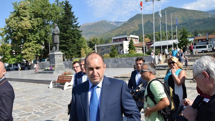 Ген. Радев пое из страната близо месец преди да се знае кандидатът на ГЕРБ