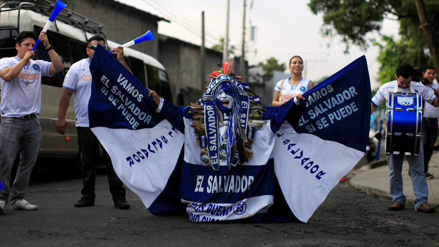 Салвадор е аутсайдер в групата си, но феновете не се отказват от подкрепата за отбора