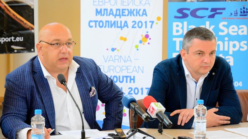 Кметът на Варна Иван Портних (в дясно) и министърът на младежта и спорта Красен Кралев по време на съвместната си пресконференция днес.