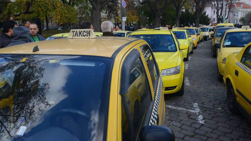 Шофьорите на таксита ще преиздават удостоверенията си без изпит