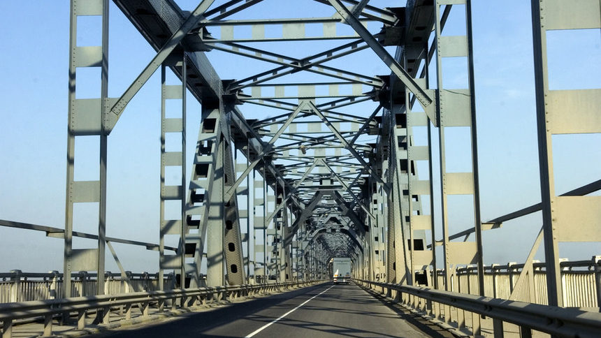 Дунав мост затвори за час заради крос от Гюргево до Русе