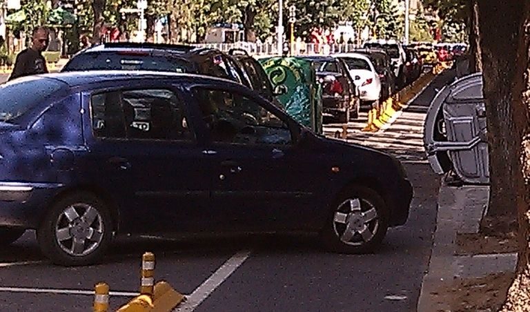 Нищо че в неделя "Витошка" беше полупразна, ОН си паркира таралясника на велоалеята "само за малко", разбира се