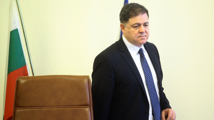 Министърът на отбраната, който е председател на БЗНС.