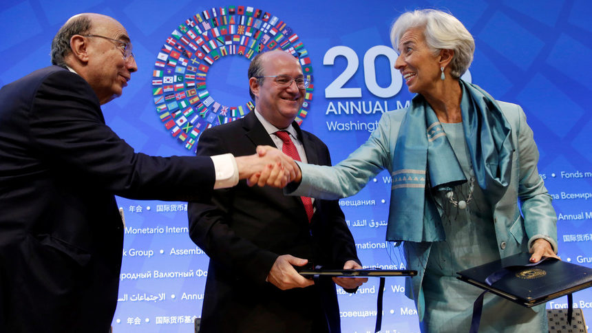 Директорът на МВФ Кристин Лагард се поздравява с бразилския министър на финансите Енрике Мейрелес.