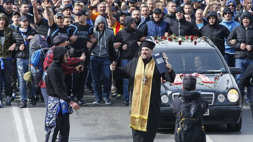 "Поп" Николай Нинов-Тубата водеше шествието на феновете на "Левски"