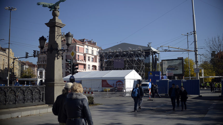 Сцената за концерта на Слави Трифонов вече препречва бул. "Цариградско шосе"