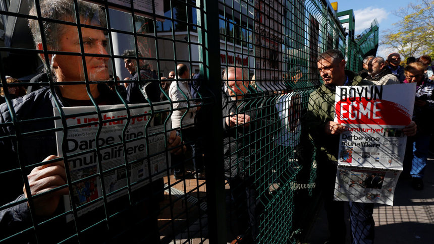 Арестите във вестник "Джумхуриет" предизвикаха протести в Истанбул.