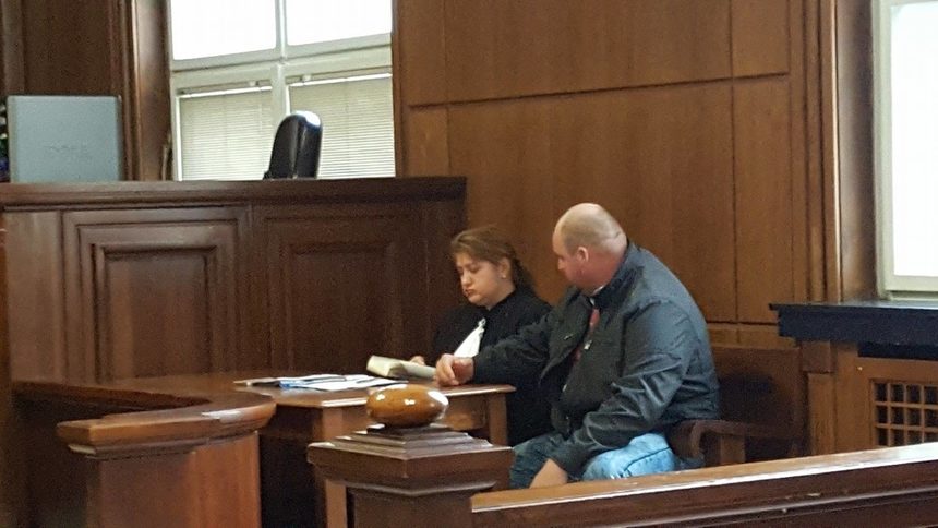 Обвиняемият за злоупотреба в ИАРА - Златин Георгиев и адвокатът му Венелина Колева по време на съдебното заседание в градския съд, в което се искаше отстраняването му от длъжност.