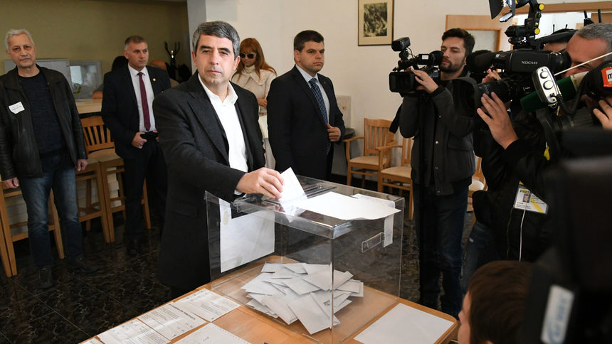Президентът Росен Плевнелиев гласува за президентски избори 2016 и референдума