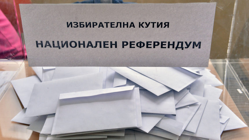 По последни данни в националния референдум са участвали 3 487 428 души, макар и не всички от тях да са отговорили и по трите въпроса.
