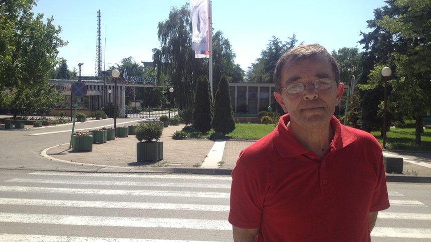 Милан Ивович, бивш президент на синдиката на фирма Азотара, пред сградата на фабрика за торове в сръбския град Панчево, където е работил в продължение на 37 години.