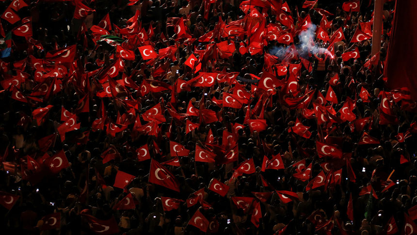 Привърженици на президента Реджеп Ердоган на демонстрация на площад "Таксим" в Истанбул.