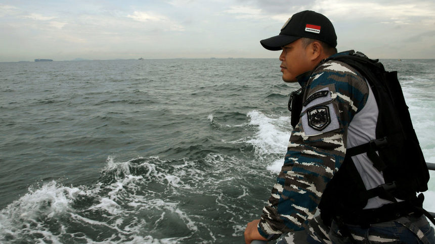 Самолет с 15 души е изчезнал край Индонезия