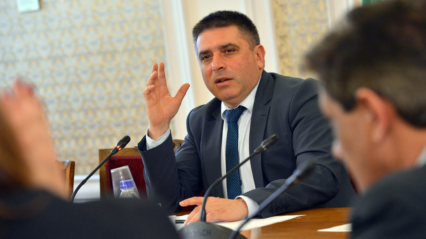 Председателят на правната комисия Данаил Кирилов.