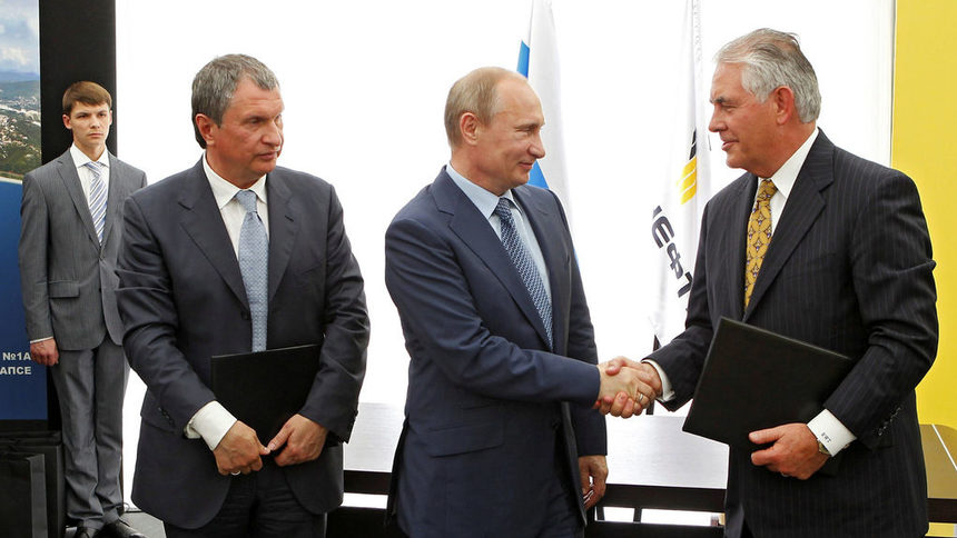 Отляво надясно: главният изпълнителен директор на "Роснефт" Игор Сечин, руският президент Владимир Путин и Рекс Тилърсън.