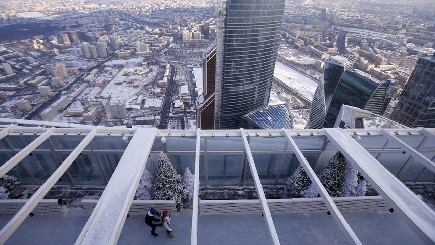 В Москва е открита ледена пързалка на 354 м височина