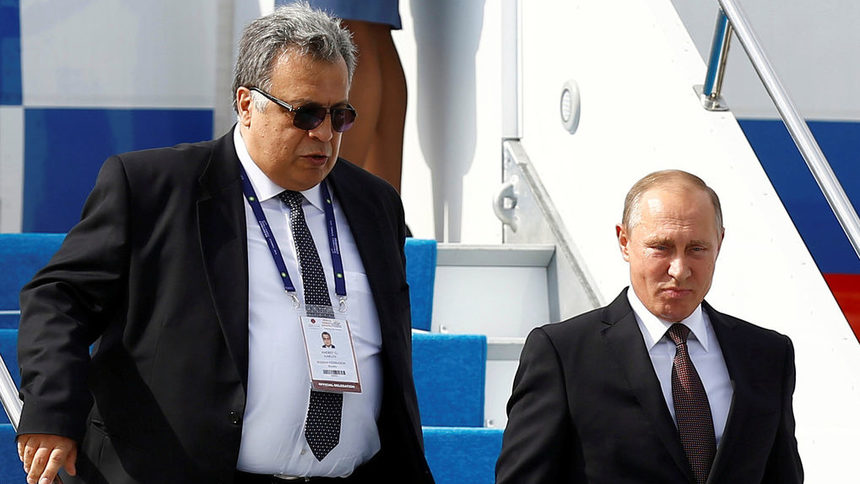 Посланик Карлов съпровожда президента Владимир Путин при пристигането му в Турция през октомври 2016г.