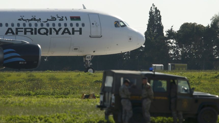 Привърженик на Кадафи отвлече либийски самолет и го принуди да кацне в Малта (обновена)