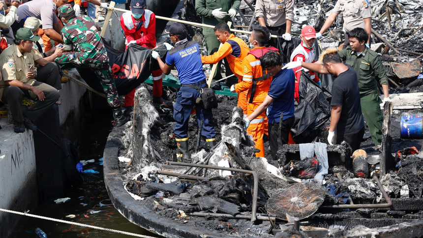 Загинали са 23 и са изчезнали 17 души при пожар на ферибот в Индонезия