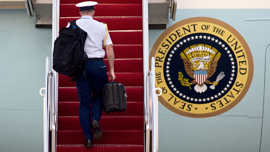Металният куфар в кожена обвивка, който съдържа кодове, инструкции и комуникационен център за ядрен удар, винаги съпровожда президента при пътуванията му.