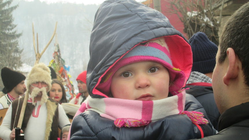 Кукерският празник в Брезник събра родове и поколения на площада:-)