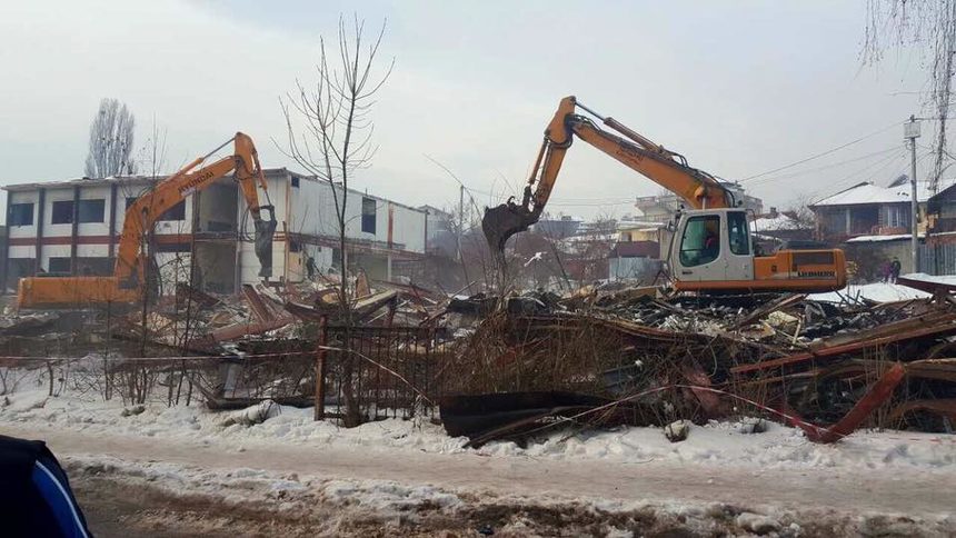 Снимката е от разрушаването на сградата от комплекса "Виетнамски общежития".