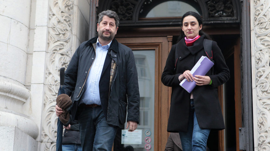 Председателят на "Да, България" Христо Иванов и членът на партията Вера Асенова бяха в съдебната палата, за да оттеглят фалшивата жалба, внесена срещу регистрацията на партията.