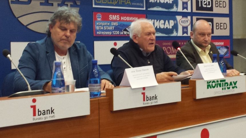 Димитър Ганев (всредата) и Йонко Грозев (вляво).