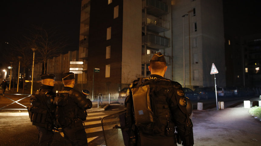 Четвърта нощ продължават сблъсъците в Париж след изнасилване на арестант от полицаи