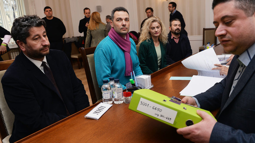 Христо Иванов (вляво) при внасяне на документите в ЦИК. До него е Емил Георгиев от ДЕОС.