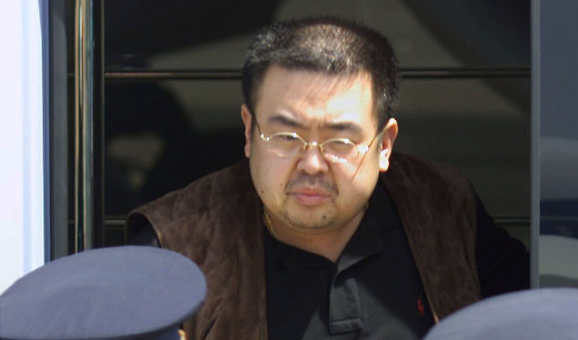 "Ройтерс" разпространи снимка от 2001г., на която се смята, че е Ким Чон Нам при депортирането му от Япония.