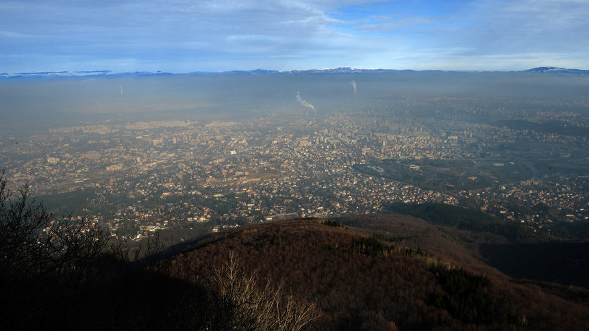 Изглед към обвитата от смог София
