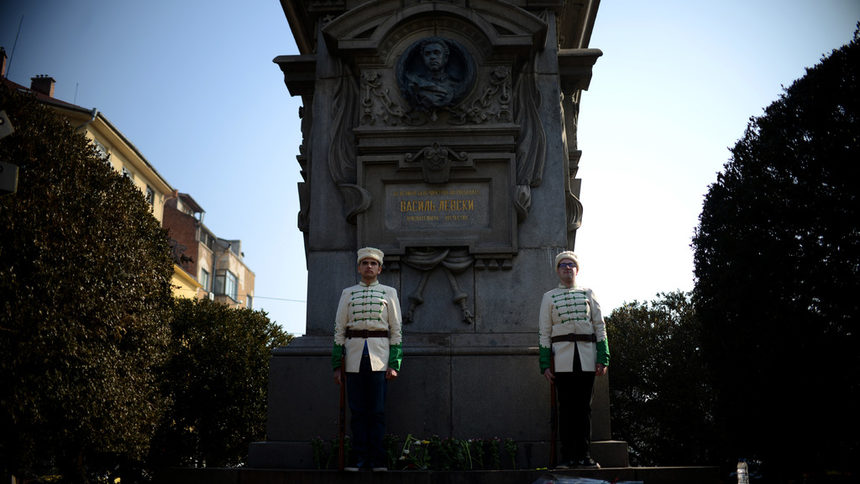 "Караул без пушка не е караул" или за уроците по военна дисциплина на деца пред паметника на Левски