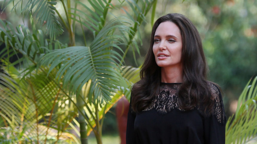 Джоли представи филм за червените кхмери и призна, че е в "труден период"