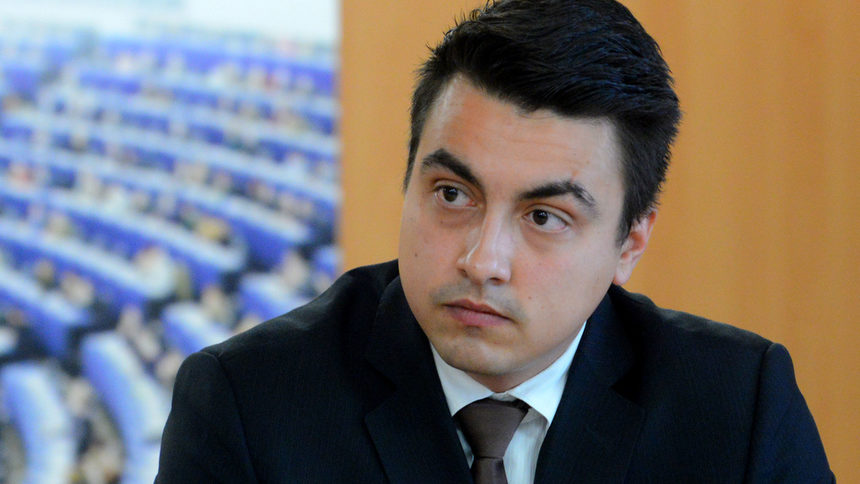 Момчил Неков, който стигна до Европарламента благодарение на съвпадението на номера му в листата - 15 с този на БСП в интегралната бюлетина. Чрез преференциалното гласуване той измести и тогавашния лидер на Левицата Сергей Станишев.