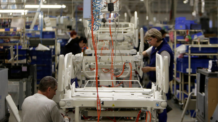 Работници сглобяват болнични легла във фабриката на Linet в град Слани, Чехия