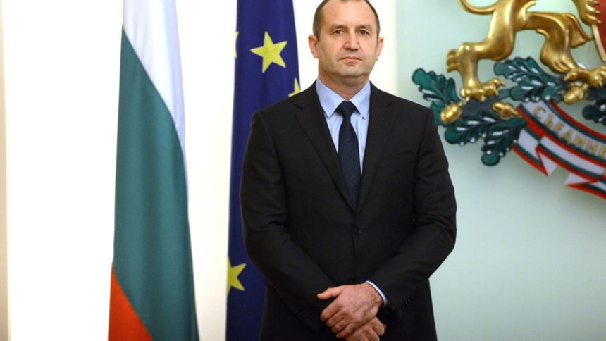 "Обръщаме се с искане към Президента на Република България като върховен гарант на конституционния ред и като пряко отговорен за дейността на служебното правителство да защити установения в страната конституционен ред и да предприеме необходимите действия за зачитането и защитата на основните права, уредени в Конституцията на Република България", пишат от "Да, България".