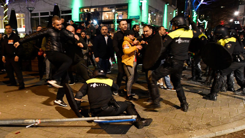 Полицията разгони с водни оръдия и кучета турския протест в Ротердам