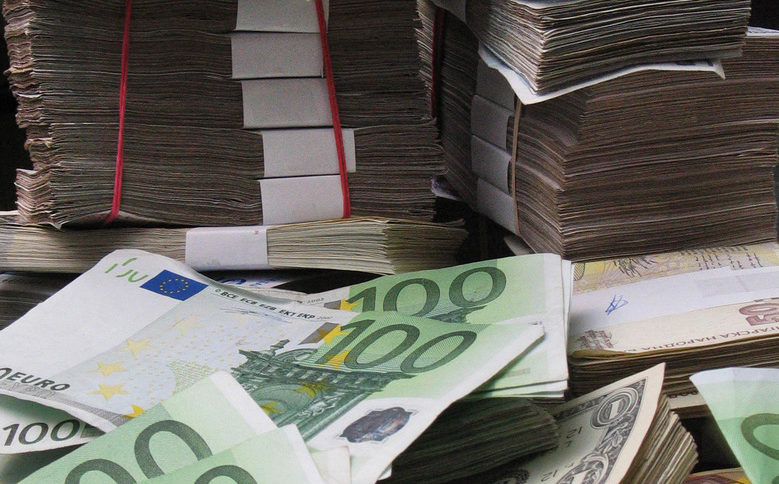 Еврокомисията ще предложи намаляване на таксите за валутни преводи