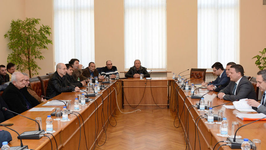 Кадър от срещата на транспортния министър Христо Алексиев с представители на таксиметровия бранш
