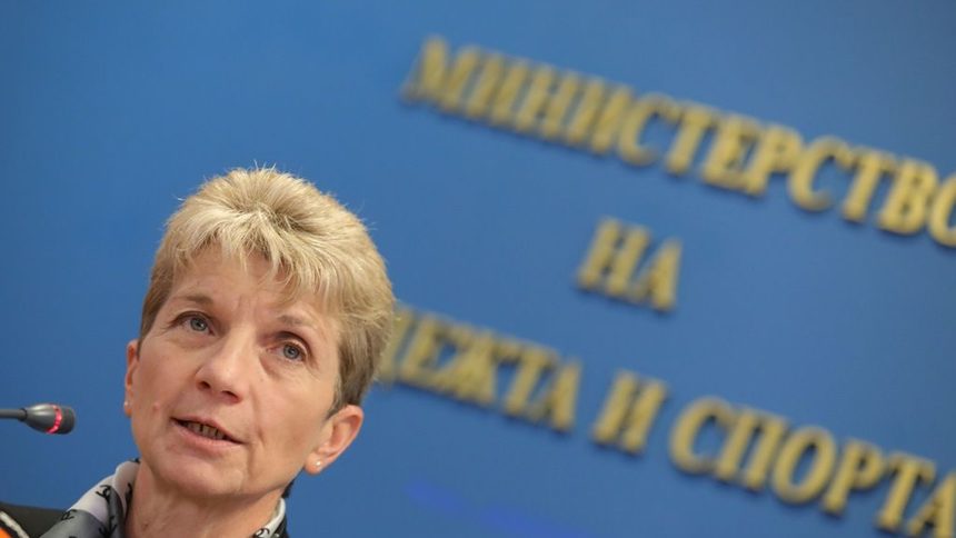 Ведомството на временния спортен министър Даниела Дашева отпусна 162 хил. лв. по програма "Научи се да плуваш" и 150 хил. лв. по програмата "Децата и спортният клуб"