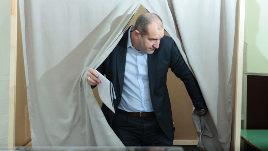 Президентът Румен Радев гласува.