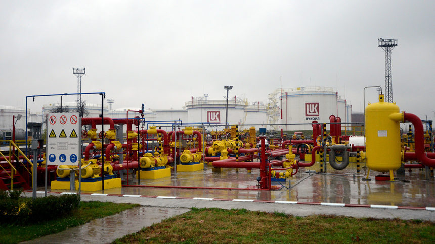 "Лукойл": Няма монопол върху данъчните складове за горива