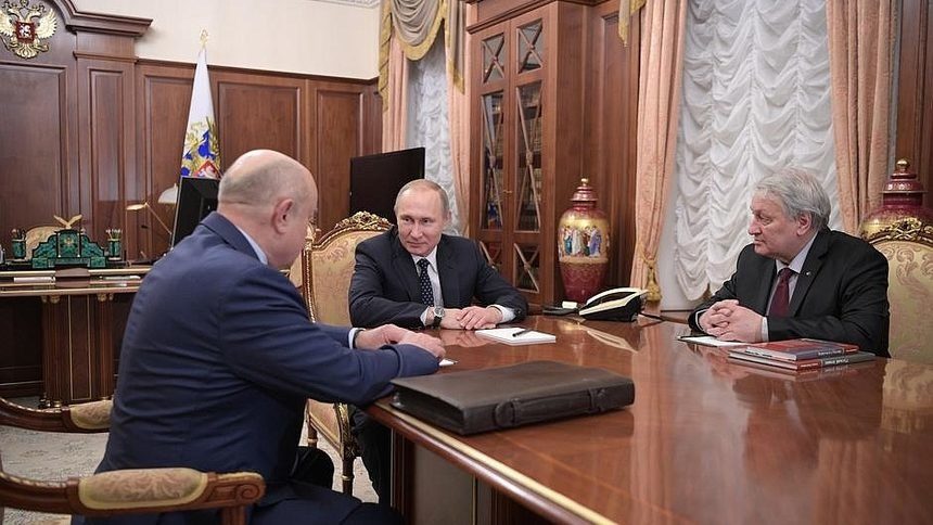 Президентът на Русия Владимир Путин (в средата), доскорошният директор на Руския институт за стратегически изследвания Леонид Решетников (вдясно) и наследникът му на този пост Михаил Фрадков.