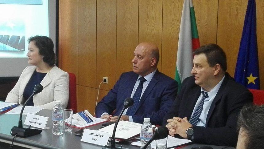 Терез Комодини Какиа (в ляво на снимката), ректорът на Варненския Икономически университет проф. д-р Пламен Илиев и евродепутата Емил радев
