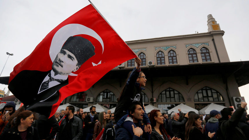 Противниците на конституционните промени настояват, че президентът Реджеп Тайип Ердоган предава Турция такава, каквато я създава основателят ѝ Мустафа Кемал Ататюрк.