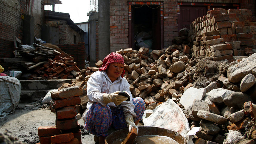 Две години след труса в Непал 80 хил. оцелели още живеят в самоделни колиби