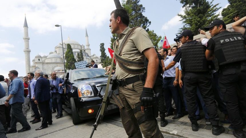 Близо 4 хил. чиновници и военни са уволнени в Турция в нова чистка заради опита за преврат