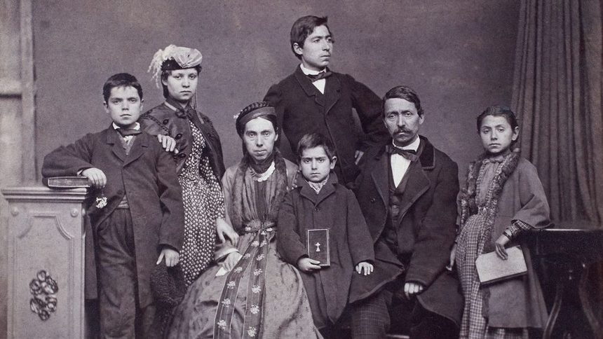 Семеен портрет - Белград (средата на шестдесетте години на деветнадесети век).<br /><br />От ляво на дясно: Иван - първородния син, дъщеря Мариола, съпруга Виктория, син Димитър, Анастас, Анка починала през 1884 година и племенника на Анастас - Христакия Д. Карастоянов (на втория ред).<br /><br />Фотографията е преснимана от Бончо Карастоянов през 1940 година.