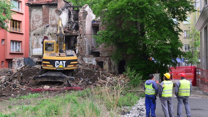 В София започна събаряне на вековна къща, доскоро паметник на културата